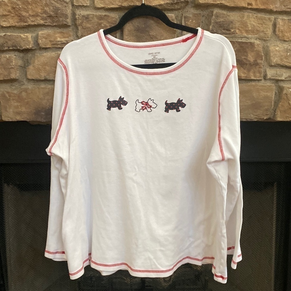 Sleep Sense white top with dogs and red stitching. 2X